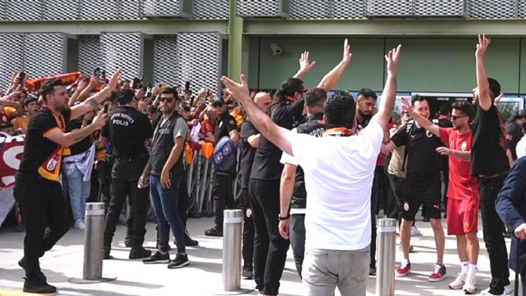 Şampiyon Galatasaray’a İzmir’de coşkulu karşılama!