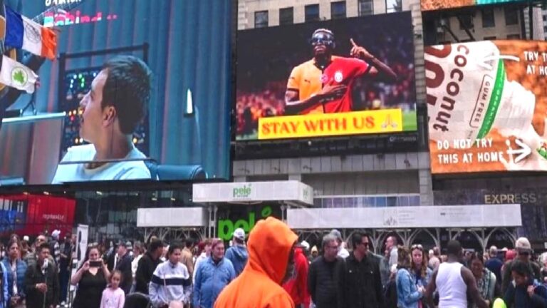 Victor Osimhen’e Times Meydanı’nda “Bizimle kal” mesajı