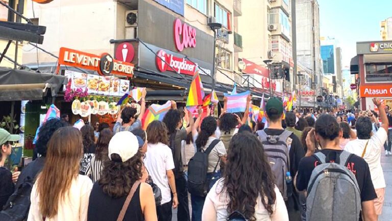 13. İzmir Onur Yürüyüşü yapıldı: Doğduğumuz, aşık olduğumuz, yürüdüğümüz sokakları terk etmeye niyetimiz yok