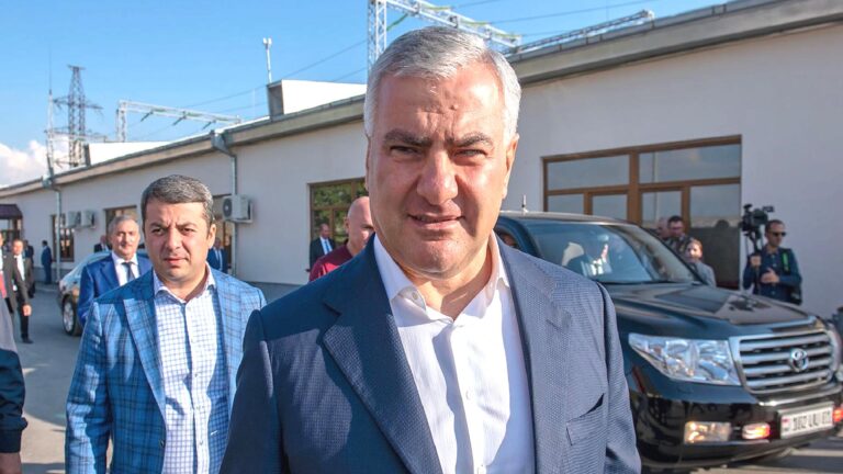 ABD’li eski istihbaratçı Ritter: Ermeni Kilisesi’ne yönelik baskı, ülkenin Batı yanlısı eğiliminin bir sonucu