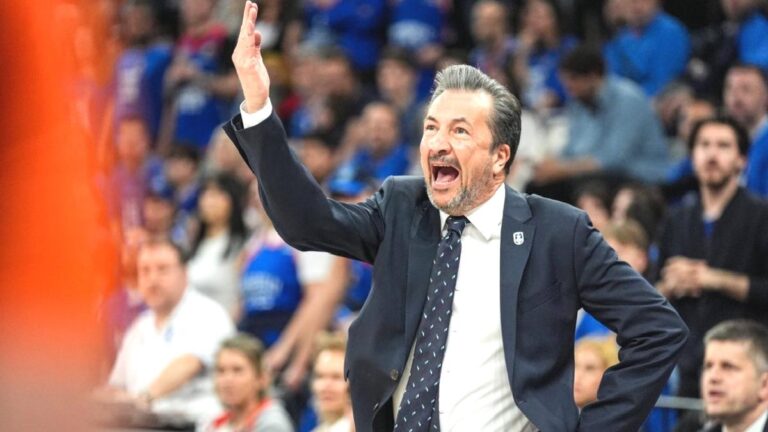 Anadolu Efes Luca Banchi ile yollarını ayırdı!