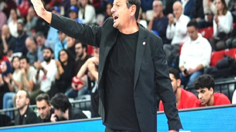 Ergin Ataman’dan Olympiakos tribünlerine sert mesaj: Sırf ben Türk’üm diye…