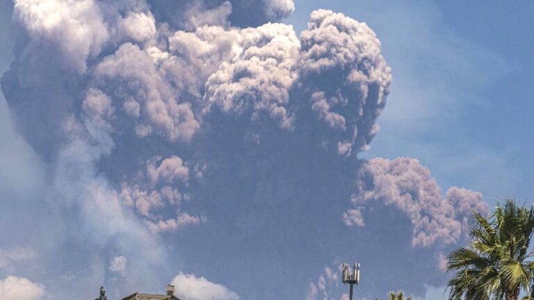 Etna Yanardağı’nda şiddetli patlama sonrası kırmızı alarm verildi: Krater çökünce turistler kaçıştı, Sicilya isle kaplı
