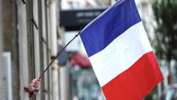 Fransa’da LGBT bayrağını kapatan futbolculara  4’er maç men cezası verildi