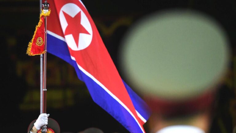 Kuzey Kore gemi kazası: Alabora olan destroyer yeniden dik konuma getirildi