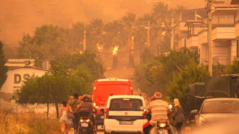 Özgür Özel: Belediyelerimiz, tüm imkanlarıyla yangın söndürme çalışmalarına destek veriyor