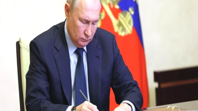 Putin imzaladı: Rusya’da reşit olmayanlara enerji içeceği satılmayacak