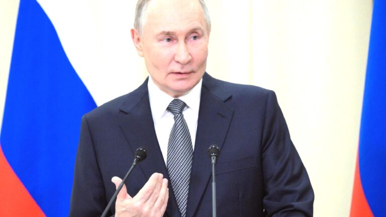 Putin, ‘Kahramanlar Zamanı’ programının katılımcılarıyla bir araya geldi