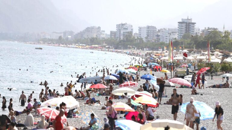 Bakan Ersoy duyurdu: Antalya turist rekoru kırdı
