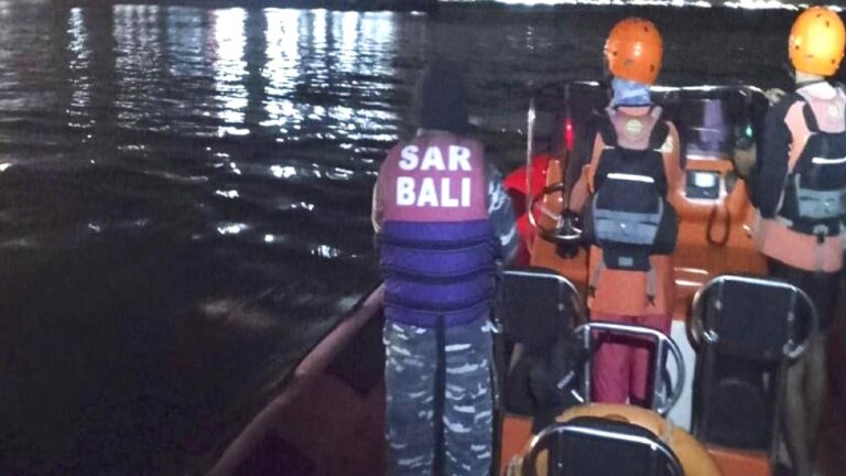 Bali açıklarında feribot battı: En az 61 kişi kayboldu