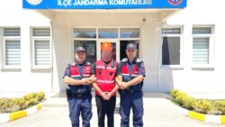 Bursa’daki yangın bölgesinde 105 suç kaydı olan şüpheli üzerinde arama kurtarma çalışanı kıyafetiyle yakalandı