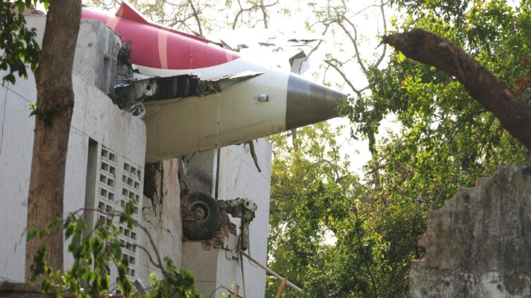 Hindistan’da düşen uçakta yeni detaylar ortaya çıktı: Soruşturma pilotlara yoğunlaştı