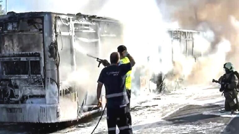 İstanbul Bakırköy’de metrobüste çıkan yangın söndürüldü: Seferler aksadı, bölgede uzun kuyruk oluştu