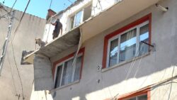 Kağıthane’de 4 katlı binanın balkonu çöktü: Bina tahliye edildi