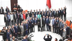 Meclis 1 Ekim’e kadar tatile girdi; AKP’li vekiller hatıra fotoğrafı çektirdi, muhalefet eleştirdi: Kanun tekliflerimiz reddedildi, bu kibirli anlayış Meclis’i zehirliyor