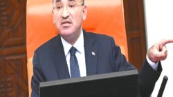 Meclis Başkanvekili Bekir Bozdağ, kanun teklifi görüşmeleri sırasında AKP sıralarından gelen kahkahaya tepki gösterdi: Burası kahvehane değil, dışarı çıkın!