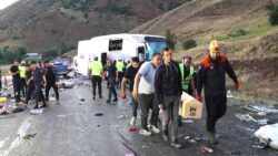 Sivas’ta yolcu otobüsü dağ yamacına çarptı: Ölü ve yaralılar var