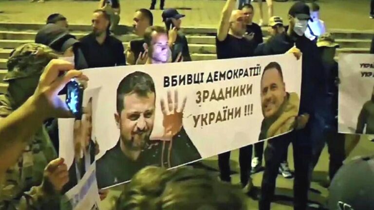 Ukraynalılar, Zelenskiy karşıtı posterlerle sokaklara döküldü: ‘Cani ve hain’