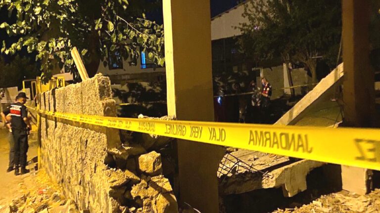 Diyarbakır’da bir evin balkonu çöktü: 2’si çocuk 5 kişi hastaneye kaldırıldı