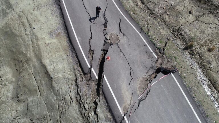 Erzurum İspir’de heyelan: 70 ev boşaltıldı