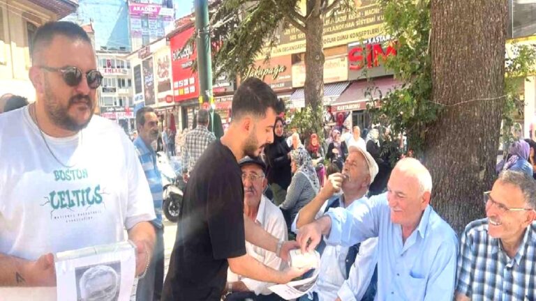 Fenerbahçeliler Mourinho’nun gidişini çekme helva dağıtarak kutladı