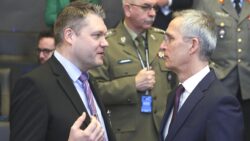 Finlandiya Hava Kuvvetleri bayraklarından gamalı haçı kaldıracak