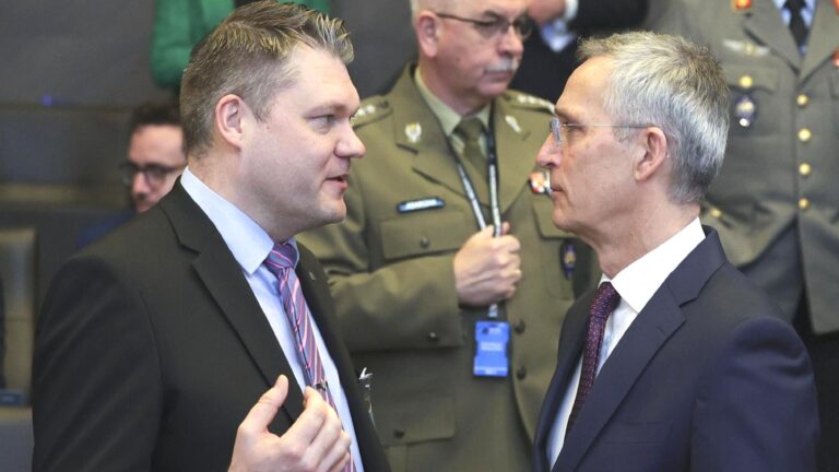 Finlandiya Hava Kuvvetleri bayraklarından gamalı haçı kaldıracak