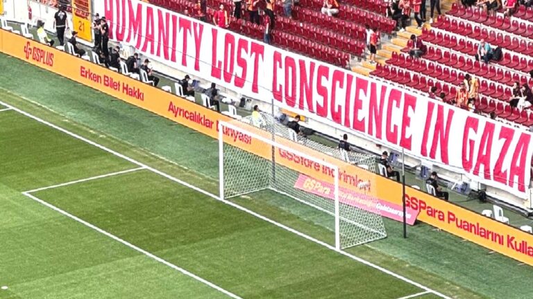 Galatasaray tribünlerinden Gazze’ye destek mesajı