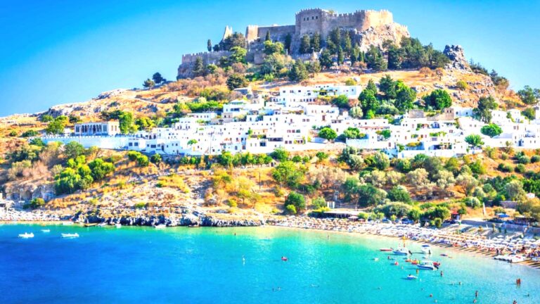 Hürriyet yazarı Erke: Yunan lokantacılar ve işletmeciler Türk turistten bıkmış, Rodos’ta bir restoranda azarlandık