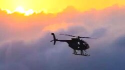 İngiltere’de bir helikopter tarlaya düştü