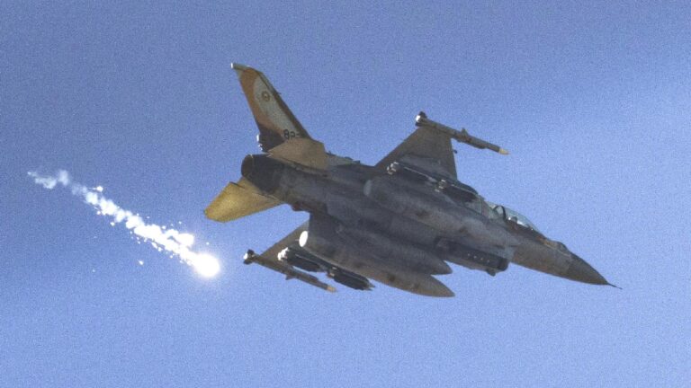 İsrail, Suriye’ye hava saldırısı düzenledi: Eski askeri kışlalar hedef alındı