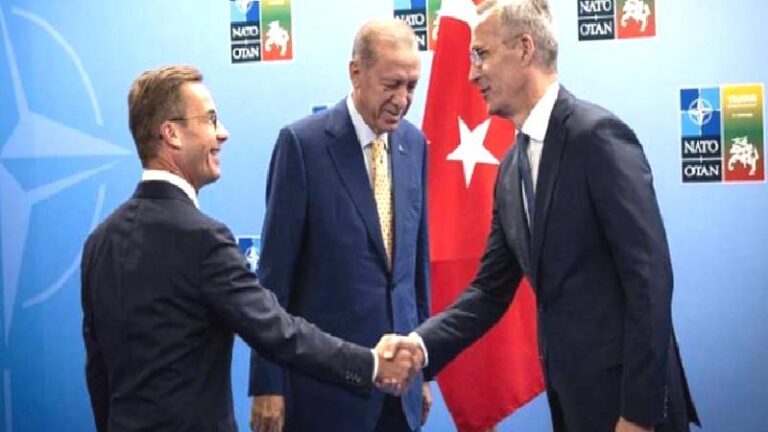 İsveçli diplomat, NATO görüşmesinin notlarını tuvalette unuttu