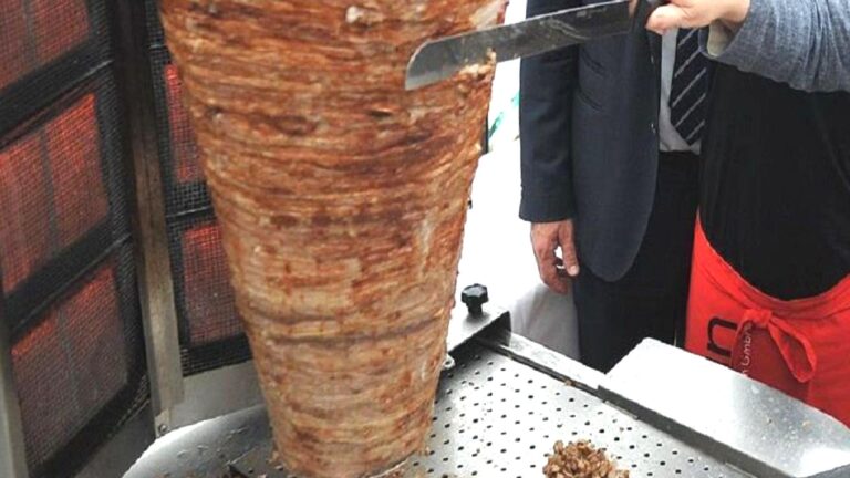 Kocaeli’de 999 kişiyi zehirleyen işletmeye dava açıldı: Tavuk dönerden 4 çeşit bakteri çıktı