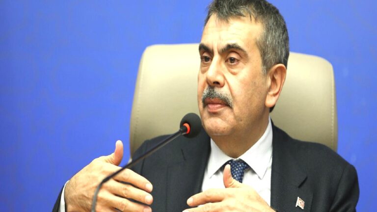 Okullarda yeni dönem: Yeni okul kıyafetlerine dair ayrıntılar belli oldu