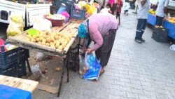 Pazara giden Osmaniyeli vatandaş: Ben dökülenleri topluyorum param ile alamıyorum