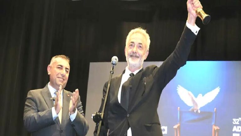 Adana Altın Koza Film Festivali’nda Onur Ödülü kazanan Mehmet Aslantuğ: Ödülümü Zeydan Başkan adına alıyorum