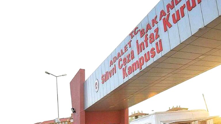 Akif Beki: İktidarların gözlüğünden bakıldığında, fikri kahramanlık ile hainlik arasında bir iktidar değişimi kadar mesafe var
