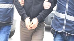 Belediye temizlik görevlisinin darp edildiği anlar görüntülendi: İkinci kattan çöp poşeti fırlattıkları için uyarmıştı