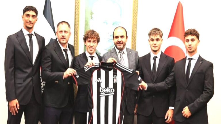 Beşiktaş’ta 4 genç futbolcuyla profesyonel sözleşme imzalandı