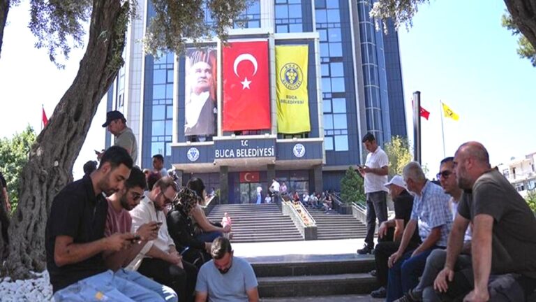 Buca Belediyesi iştiraki işçileri belediye binasını işgal etti: ‘Kimseyi içeri almayacağız’