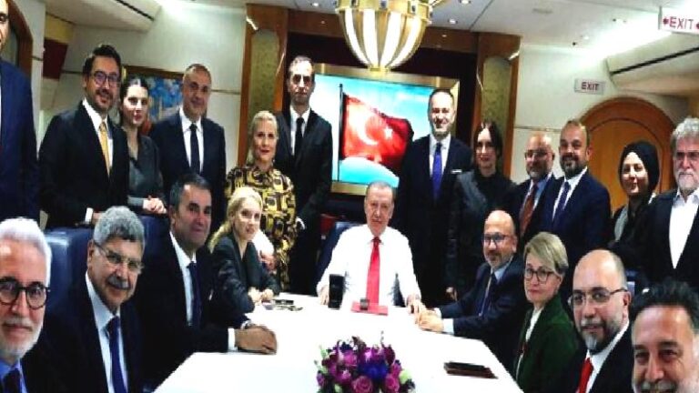 Cem Küçük: Uçakta sorular önceden alınıyor, istenmeyen sorular çıkarılıyor; bu yanlış, medyanın çoğunluğu zaten hükûmet yanlısı