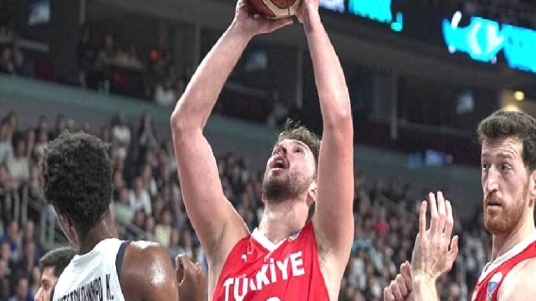 Cumhurbaşkanı Erdoğan’dan, EuroBasket 2025’te finale yükselen 12 Dev Adam’a tebrik telefonu
