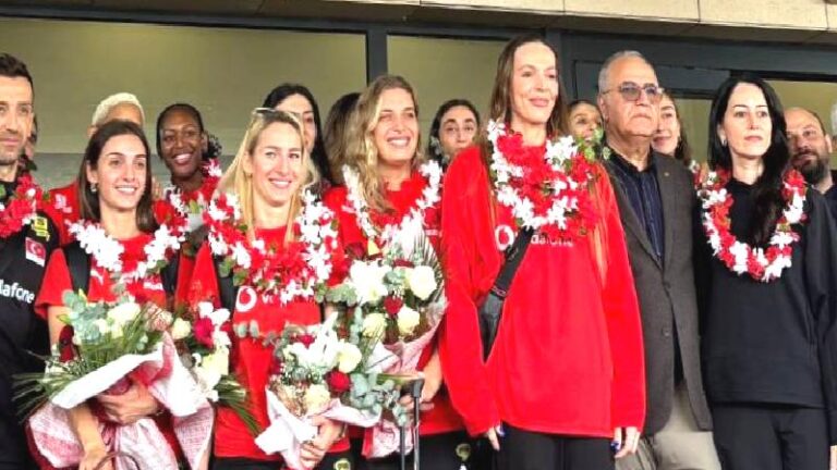 Dünya ikincisi olan Filenin Sultanları yurda döndü