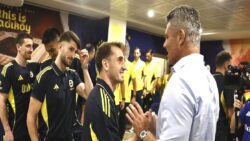 Fenerbahçe başkanı Sadettin Saran futbolcularla bir araya geldi