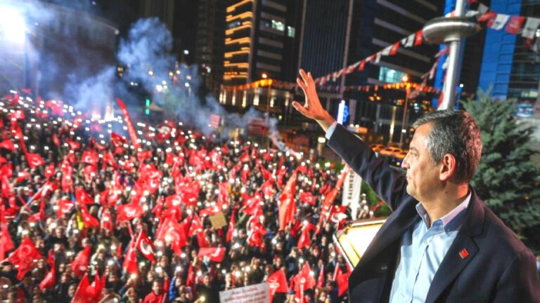 Fikret Bila: Operasyonlar CHP’yi zayıflatmadı, aksine iktidara yürüyüşünü daha da hızlandırdı