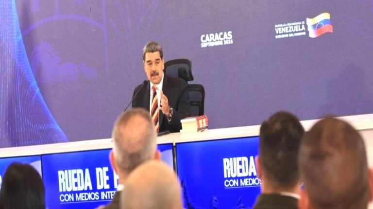 Maduro dünyaya seslendi: Bin 200 füze taşıyan sekiz ABD savaş gemisi Venezuela’yı hedef almış durumda. Bu kanlı bir tehdit