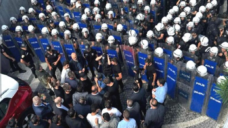 Murat Emir: Talimatlandırılmış yargı üzerinden siyaset dizayn edilmeye ve majestelerinin muhalefeti yaratılmaya çalışılmaktadır