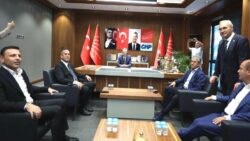 Özgür Özel: CHP’nin binalarına çökülürken sessiz kalanlara sesleniyorum, sıra sana geldiğinde iş işten geçmiş olacak!