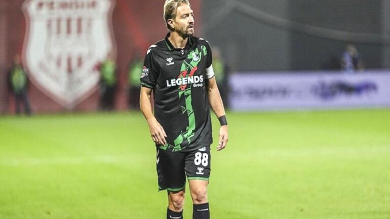 Sakaryaspor’da Caner Erkin takım arkadaşına tokat attı! Kırmızı kart gördü