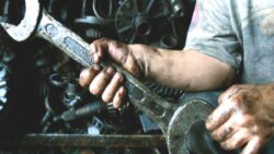 16 yaşındaki Mustafa, çalıştığı fabrikada tenekedeki ateşle ısınmaya çalışırken yanarak öldü!